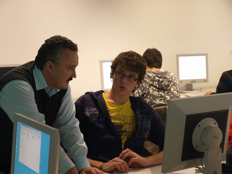 Prof. Dr. Martin Kreuzer mit Schülern beim Workshop "Die digitalen Nussknacker"